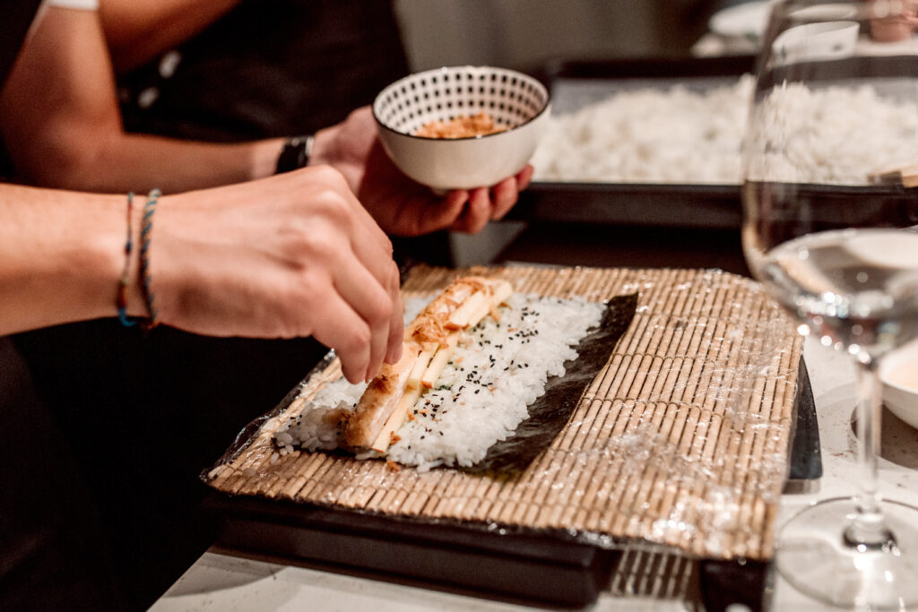 Imagen umami gijon preparando plato sushi cocinando