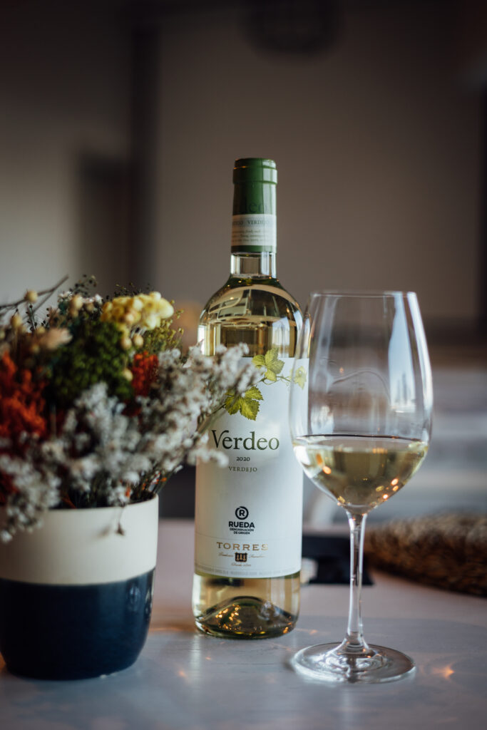 Imagen umami gijon vino blanco verdejo copa botella flores mesa
